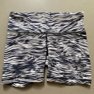 Alo Yoga Women's Burn Shorts Size XS Mono Waves